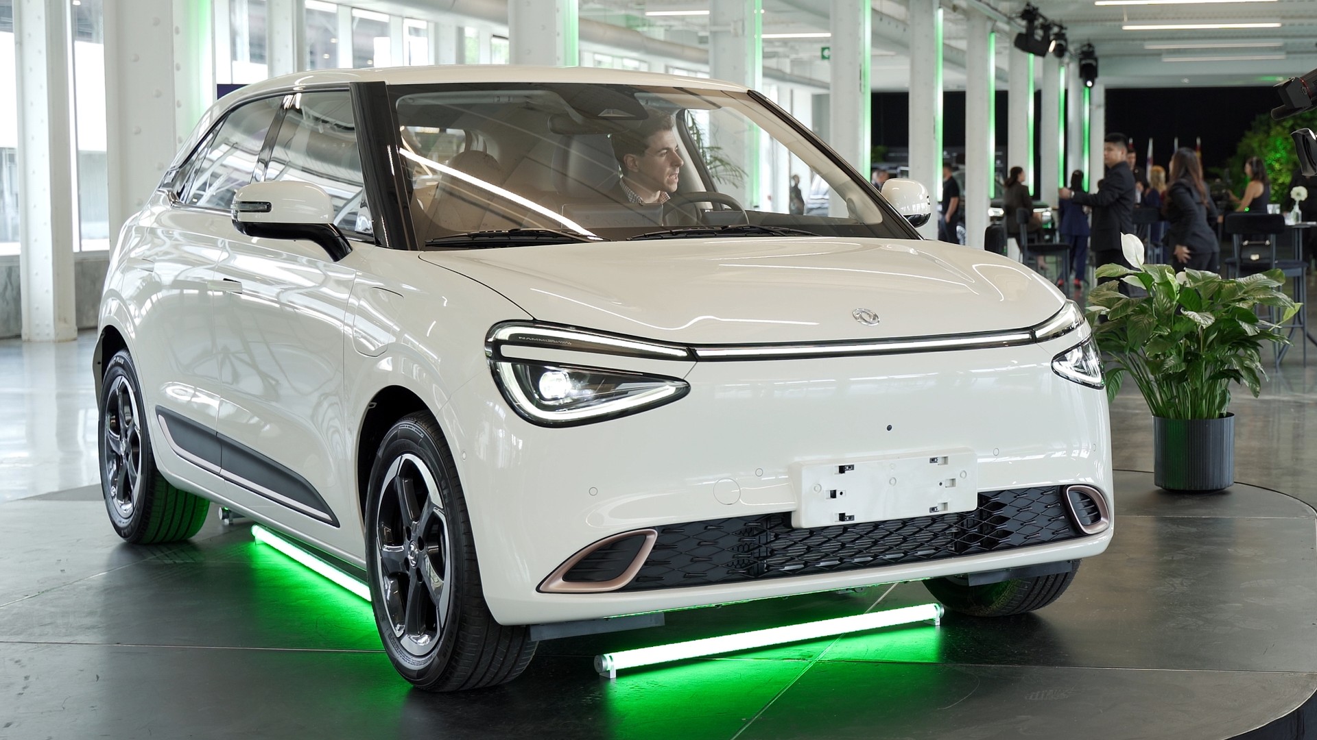 Petite électrique Dongfeng exposée lors de la première canadienne de la marque, à Montréal, en juillet 2026