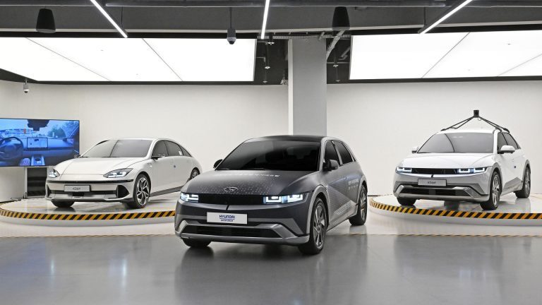 Véhicules d'essai Atria AI sur bases IONIQ 6 et IONIQ 5 au Vehicle Workshop de 42dot