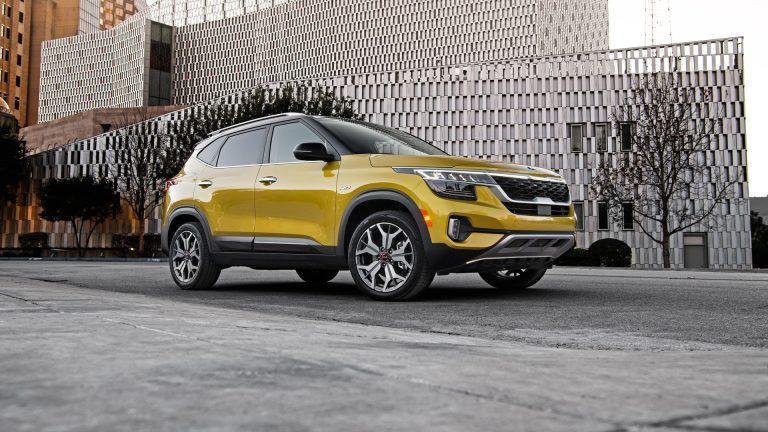 Kia Seltos 2021 jaune vu de l'avant trois quarts