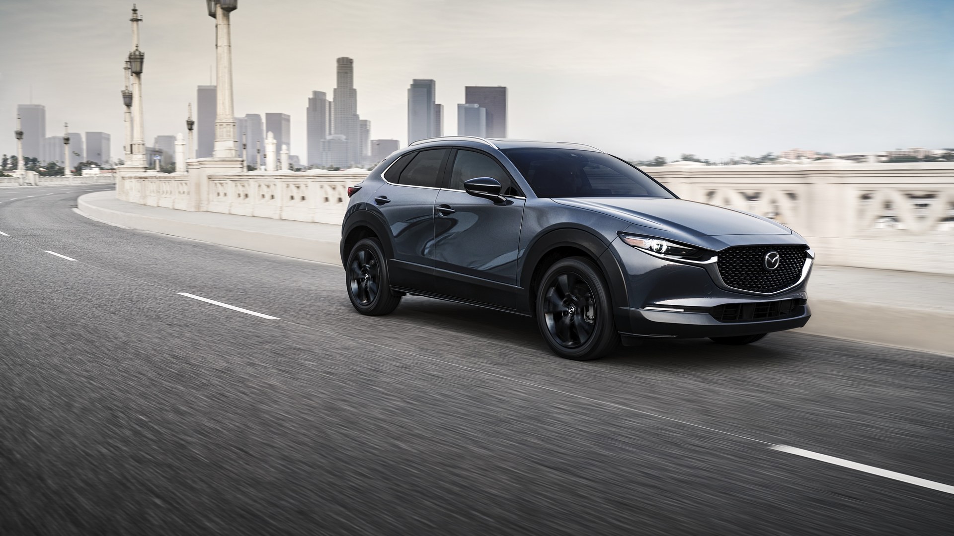 Mazda CX-30 2021 à moteur 2,5 L turbo, gris, vue trois-quarts avant en conduite en ville