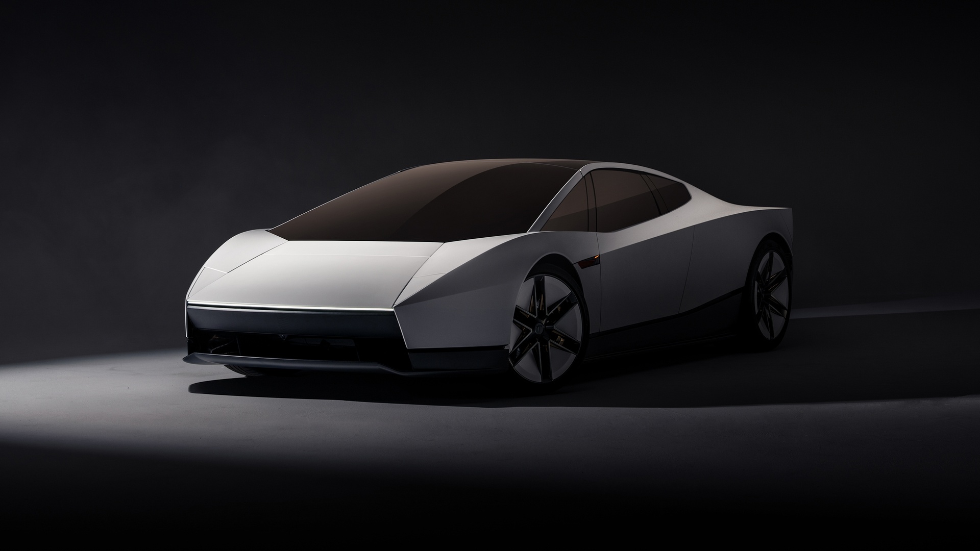 Tesla Roadster blanc vu de trois-quarts avant, toit vitré teinté, sur fond sombre
