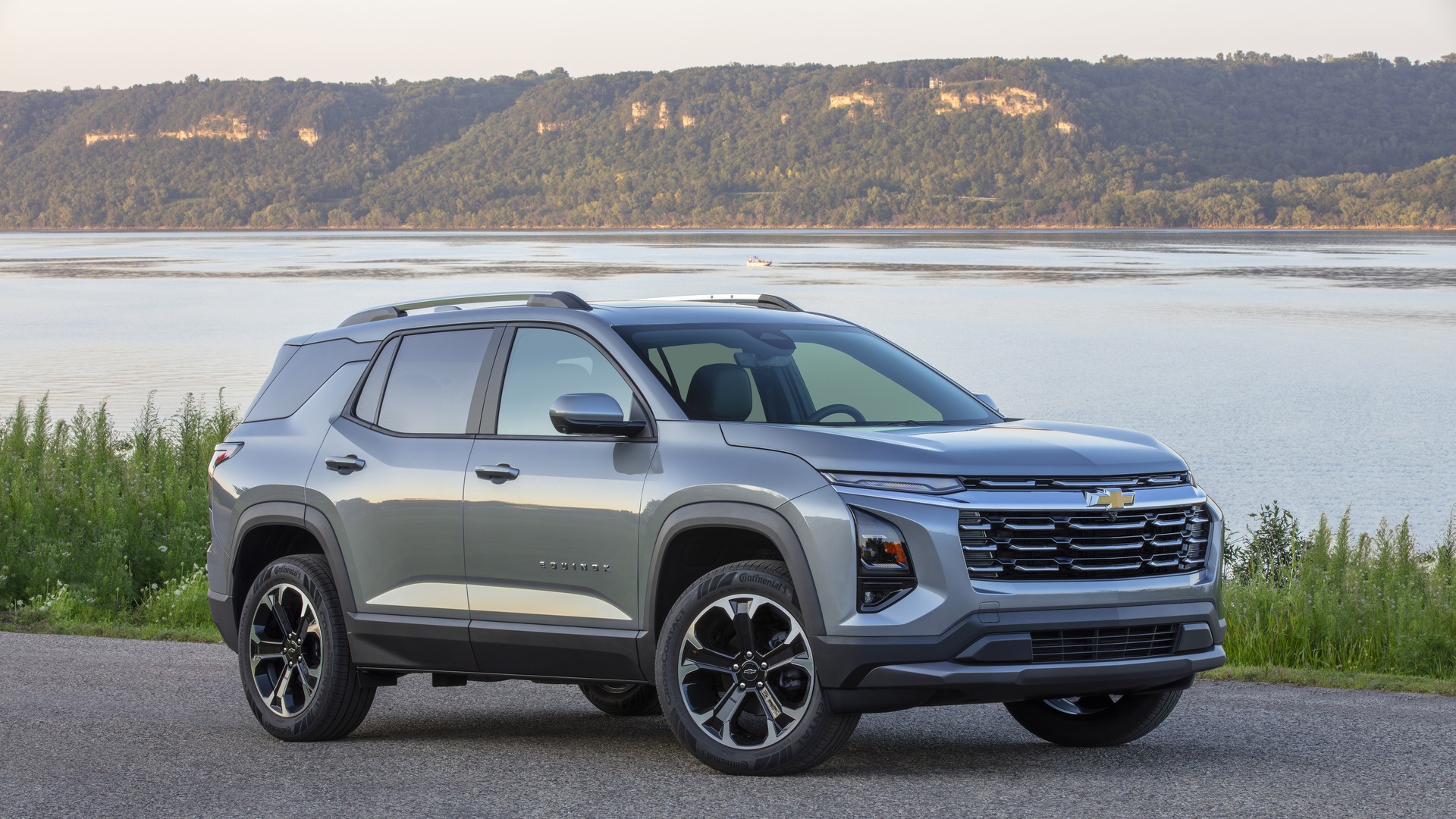 Chevrolet Equinox LT gris au bord d’un lac