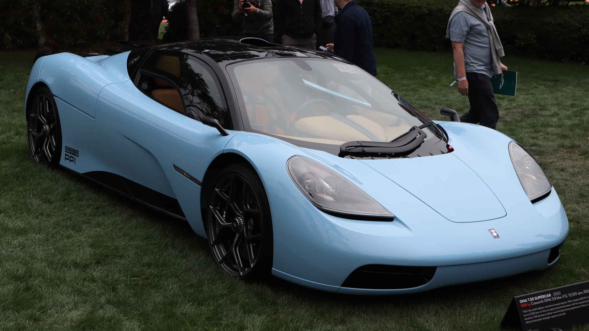 Gordon Murray Automotive T.50 bleu pâle exposé sur la pelouse d'un concours