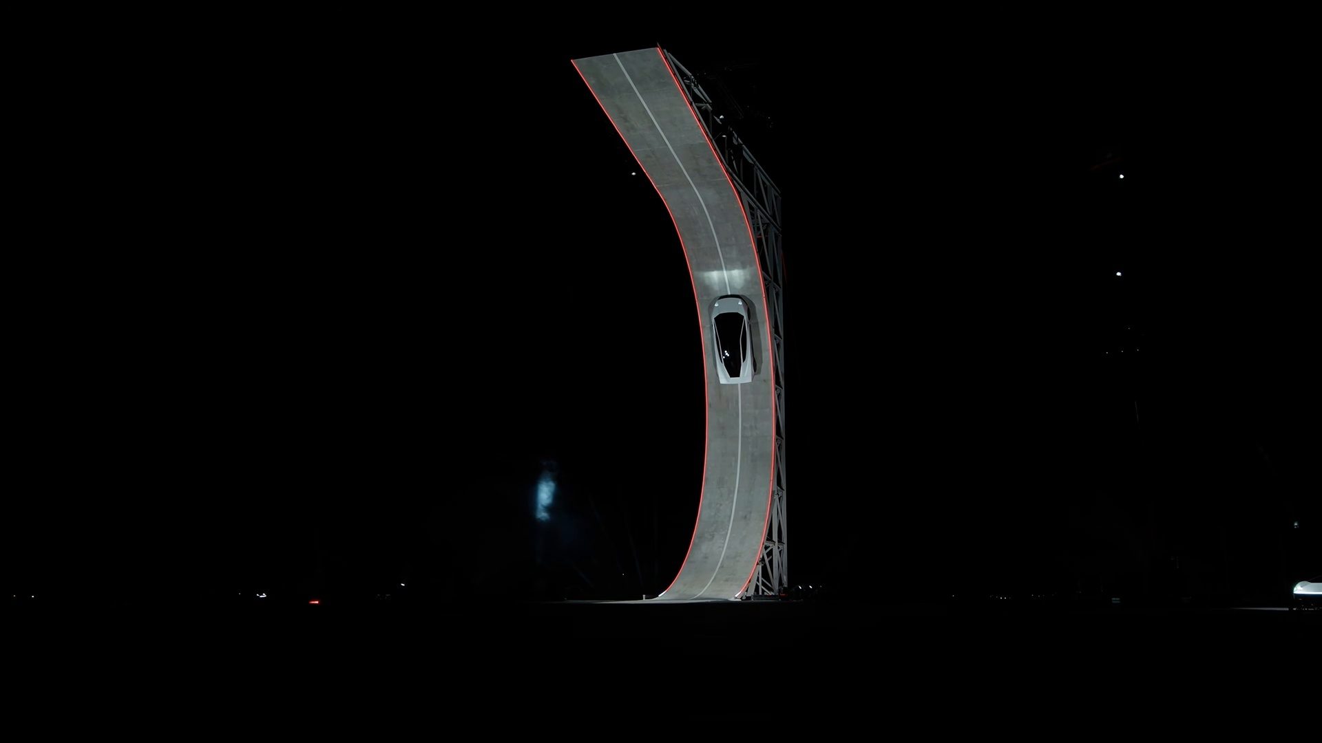 Tesla Roadster collé à une rampe courbe presque verticale, de nuit, pendant la démo de McGregor