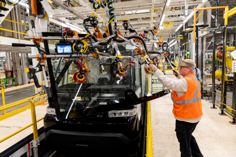Trump confirme de nouveaux tarifs de 25 % alors que l’industrie automobile se prépare à des droits d’importation sur les véhicules