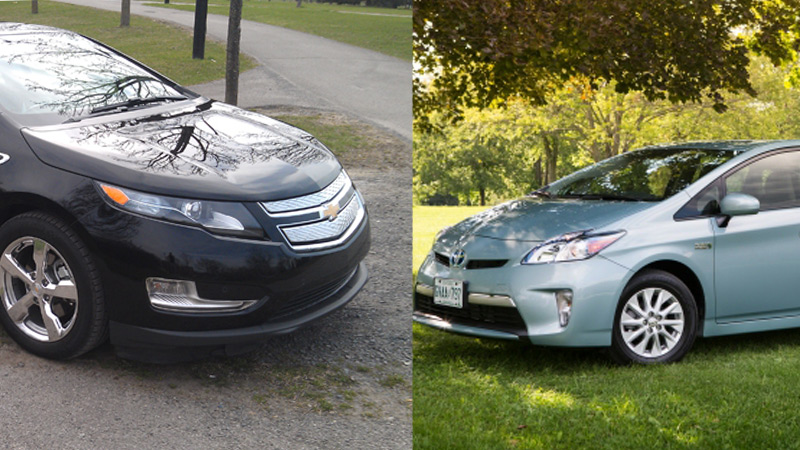 Comparatif Chevrolet Volt 2013 vs Toyota Prius PHEV 2013 – Le match des voitures branchées