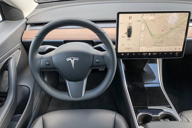 Tesla rappelle près de 130 000 véhicules a cause d’un écran central qui surchauffe