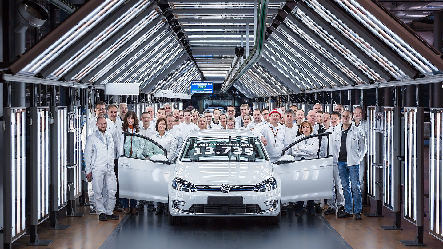 Volkswagen e-Golf production record at the Glass Factory
