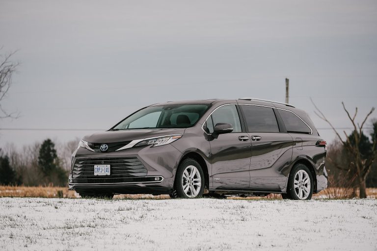 Premier essai de la Toyota Sienna hybride 2021 : Le retour de la minifourgonnette