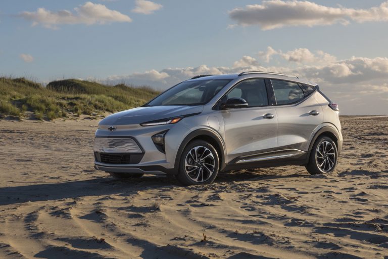 La Chevrolet Bolt EUV reçoit des changements mineurs pour 2023, incluant une baisse de prix