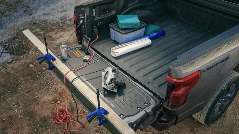 Ford fournis apparemment un adapteur conçu pour permettre au F-150 Lightning de charger des véhicules Tesla