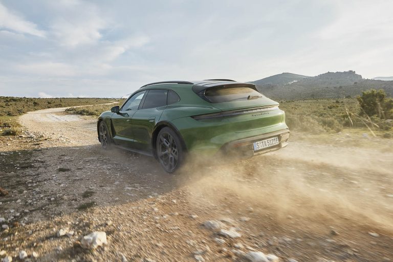 La Porsche Taycan Cross Turismo dévoilée : Tout-terrain électrique