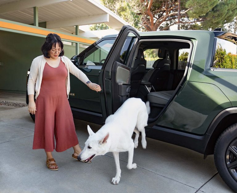 La dernière mise à jour par voie aérienne de Rivian inclut le mode « Kneel »