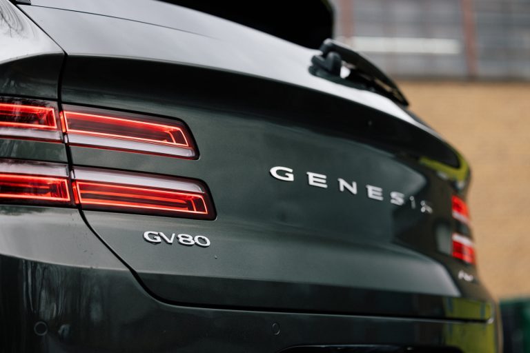 Le Genesis GV80 Hybride aperçu en essais routiers avant son lancement prévu en 2026