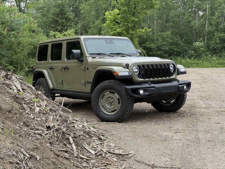 Jeep Wrangler 4xe Willys ’41 2025 vs Ford Bronco Outer Banks Sasquatch 2025 : Muscles modernes et robustesse, électrifiés ou non, avec une vraie crédibilité hors route