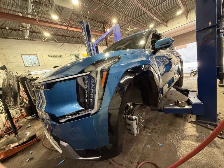 Les conducteurs de VÉ font face à des délais de réparation plus longs et à des visites répétées