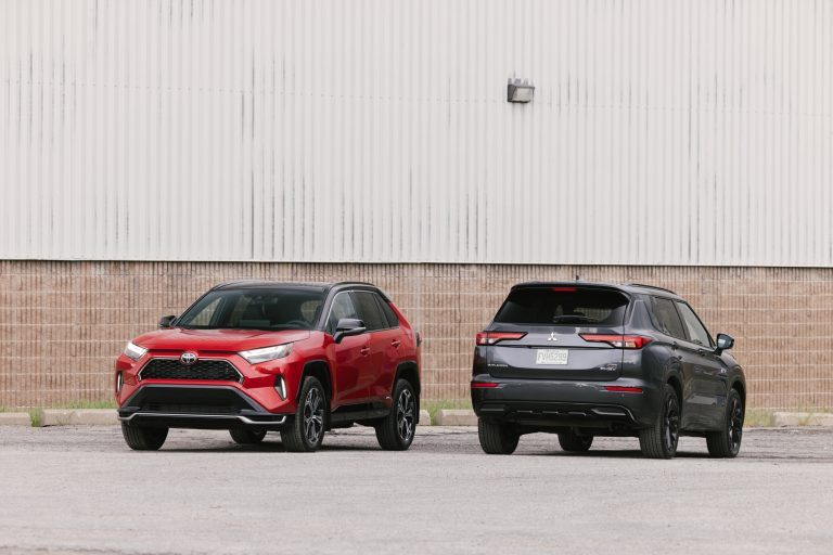 Mitsubishi Outlander PHEV vs Toyota RAV4 PHEV 2025 : Sur le point d’être remplacés et pourtant toujours d’actualité