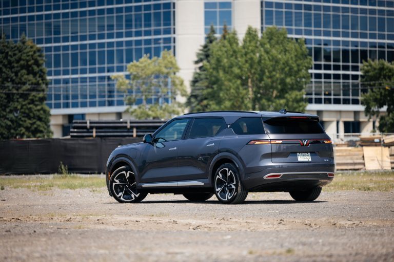 VinFast fait marche arrière sur son expansion américaine alors que les fermetures de concessionnaires se multiplient et que les ventes reculent