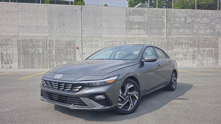 Essai routier : Hyundai Elantra Hybrid 2025 : Efficace et confortable