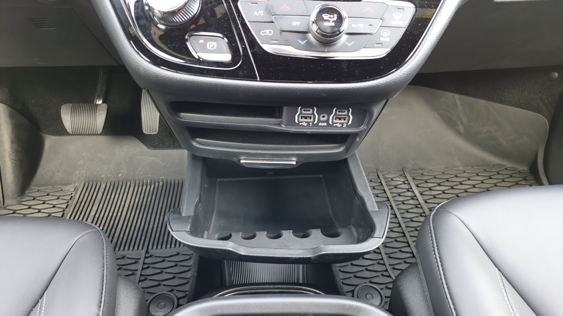 2025 Chrysler Grand Caravan | Photo: Anthony Lemonde