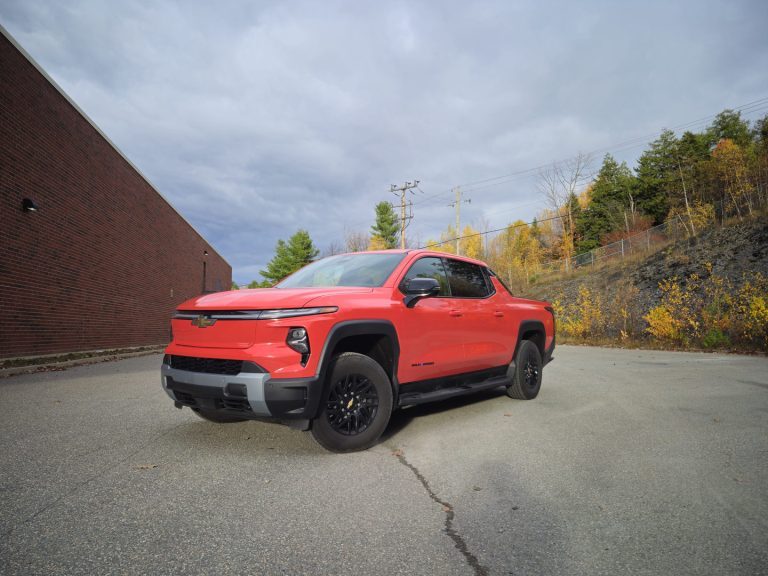 Deux Chevrolet Silverado EV agissent comme centrale électrique pour une tournée de spectacles au Québec