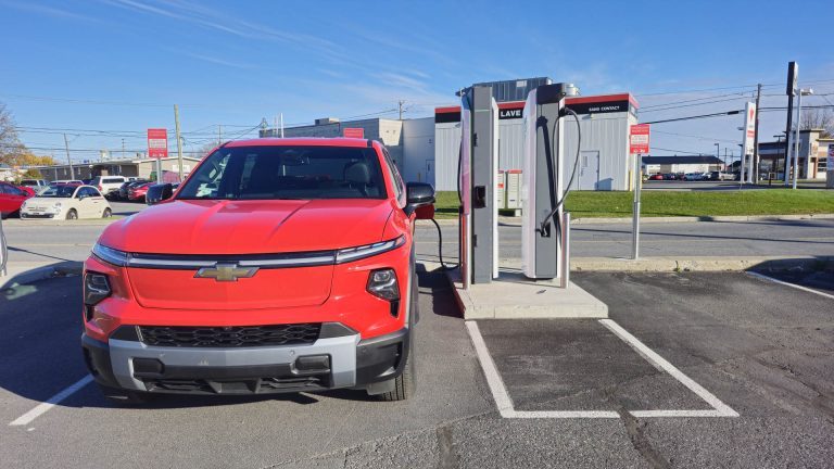 Le gouvernement fédéral ajoutera 8 000 bornes de recharge pour VÉ à travers le Canada