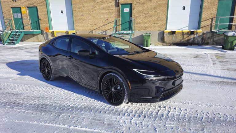 Essai routier de la Toyota Prius PHEV Nightshade 2026 : Oui, on peut s’amuser au volant d’une Prius