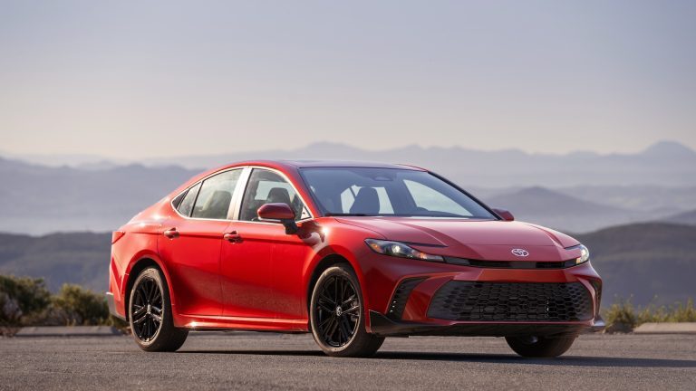 Toyota rappelle plus de 500 000 Camry dont l’instrumentation peut ne pas s’afficher au démarrage