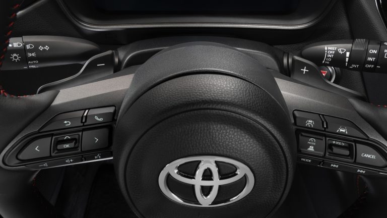 Toyota travaille sur des palettes au volant qui anticipent vos commandes