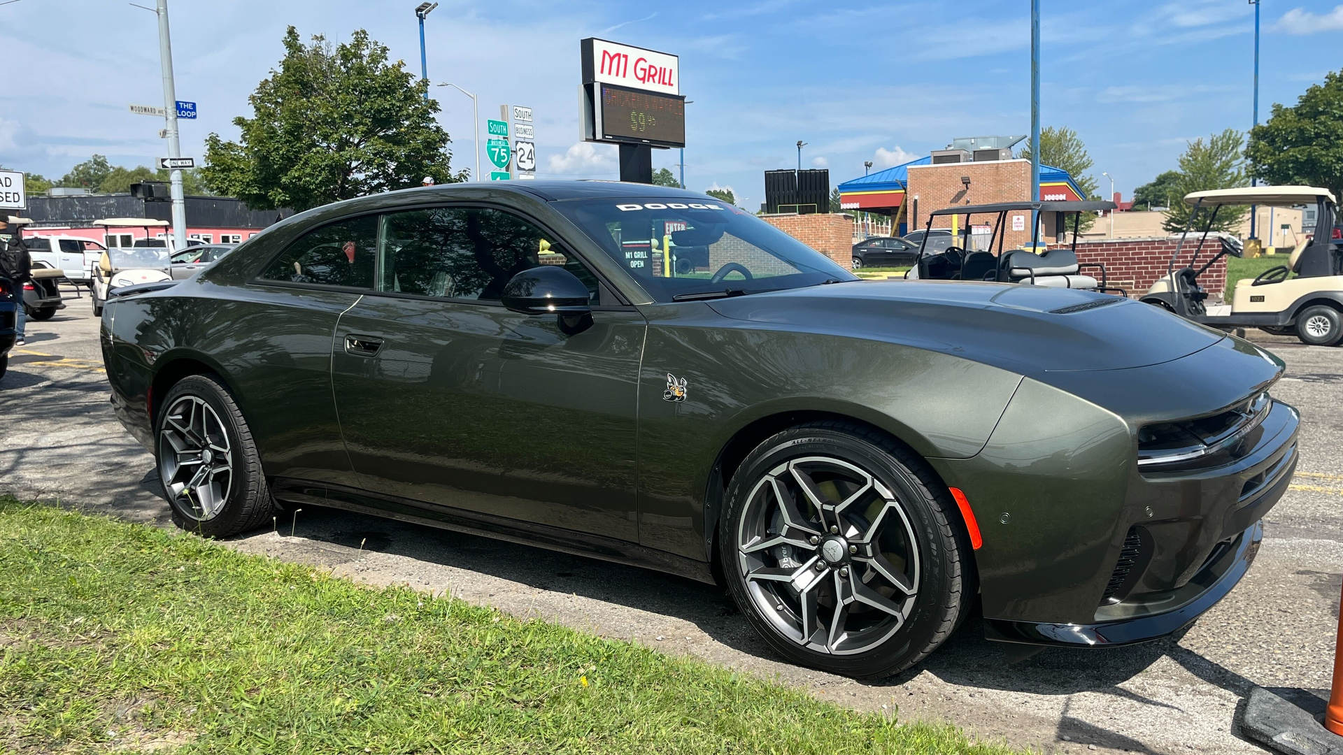 Le coupé Dodge Charger Scat Pack 2026 fait ses débuts lors de la célébration du 10e anniversaire des Roadkill Nights au centre-ville de Pontiac, Michigan