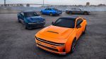 Modèles Dodge Charger 2026, y compris (dans le sens des aiguilles d'une montre à partir de l'avant) la Dodge Charger Scat Pack Plus à moteur SIXPACK en Peel Out, la Dodge Charger Daytona Scat Pack Plus entièrement électrique en After Dark, la Dodge Charger R/T Plus à moteur SIXPACK en Bludicrous et la Dodge Charger Daytona Scat Pack Plus entièrement électrique en Triple Nickel.