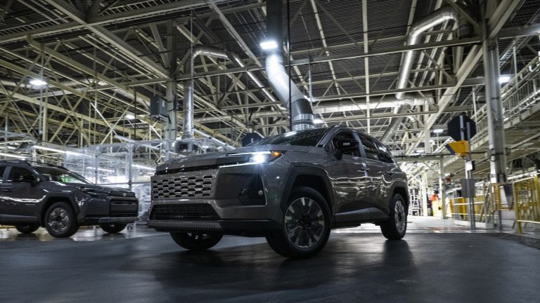 Tarifs douaniers de 50 % sur les autos canadiennes : Trump fixe l&rsquo;échéance au 1er janvier 2027
