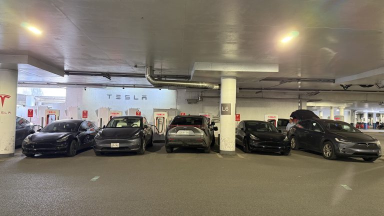 Même si la plupart des nouveaux VÉ reçoivent le NACS, ne pensez pas que tous les Superchargeurs Tesla vous accueilleront pour autant