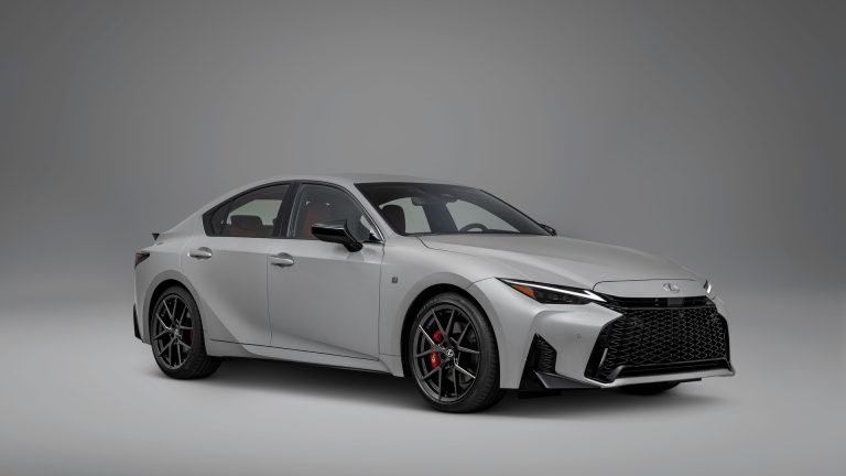 La Lexus IS 2026 reçoit un nouvel intérieur et un léger restylage, mais pas une refonte complète