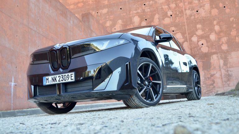 À 75 900$, le BMW iX3 50 est moins cher que le X3 M50 et offre 698 km d’autonomie