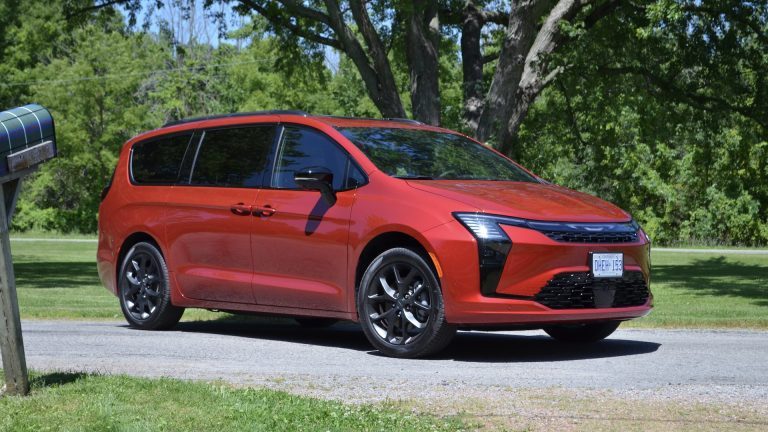 Premier essai de la Chrysler Pacifica 2027 : que reste-t-il de « l’Autobeaucoup »?