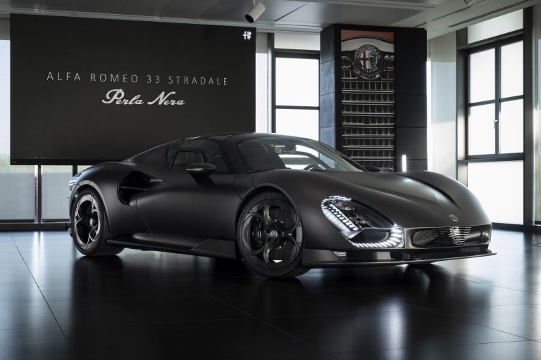 Alfa Romeo 33 Stradale « Perla Nera » : la fibre de carbone à découvert