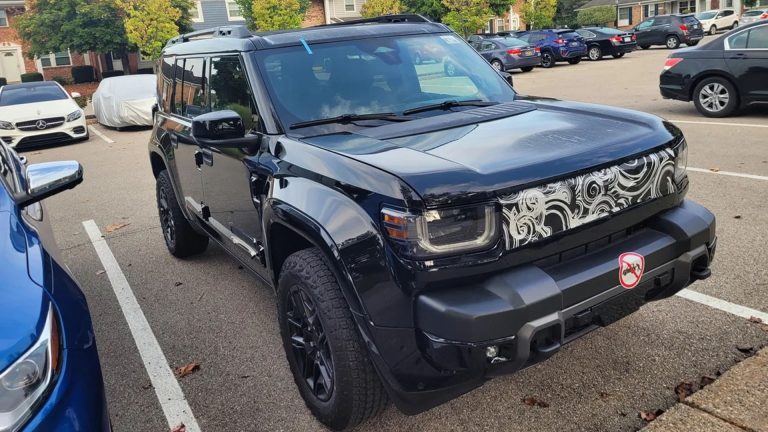 Jeep Recon Moab EV noir aperçu presque sans camouflage avant son dévoilement officiel