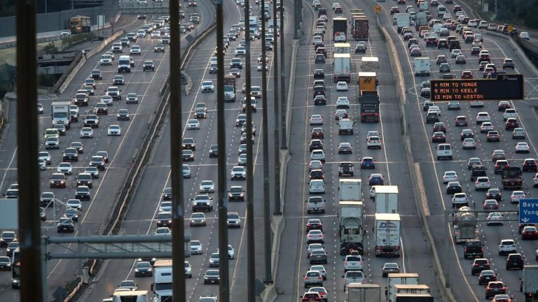 Le Canada se classe dans la moyenne des pays aux trajets domicile-travail en voiture parmi les plus longs, selon un sondage