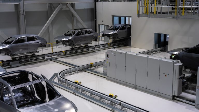 Ottawa affirme que le contrat de 12 milliards de dollars pour des sous-marins avec l&rsquo;Allemagne ou la Corée du Sud doit inclure une usine d&rsquo;assemblage automobile