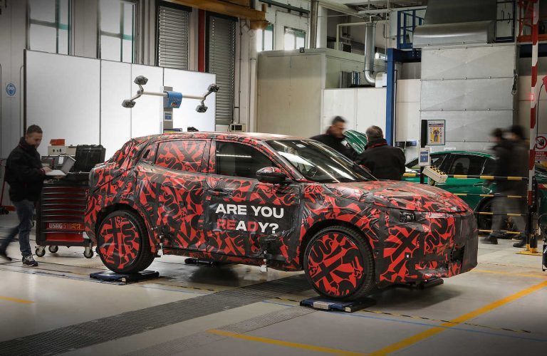 Alfa Romeo montre la Milano électrique avant sa présentation en avril