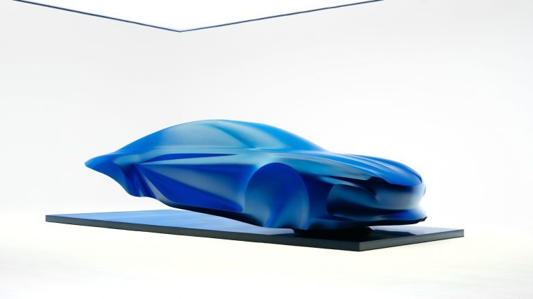 Alpine donne un aperçu de la prochaine A110 avec une sculpture qui sera montrée au Salon de Paris