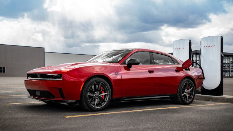 Les VÉ de Stellantis peuvent maintenant utiliser les Superchargeurs Tesla en Amérique du Nord, avec un adaptateur