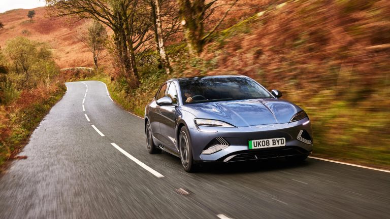 Ottawa autorisera jusqu&rsquo;à 49 000 véhicules électriques chinois par an au Canada en échange d&rsquo;une baisse des droits de douane sur le canola