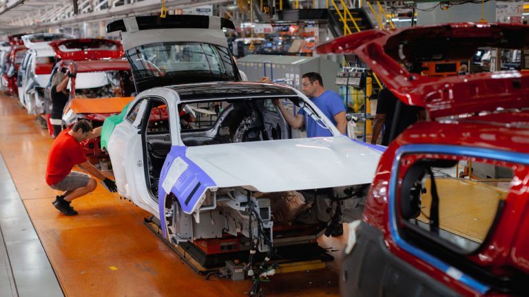 Stellantis a maintenant embauché plus de 1 000 nouveaux employés canadiens pour le troisième quart de travail à son usine de Windsor.