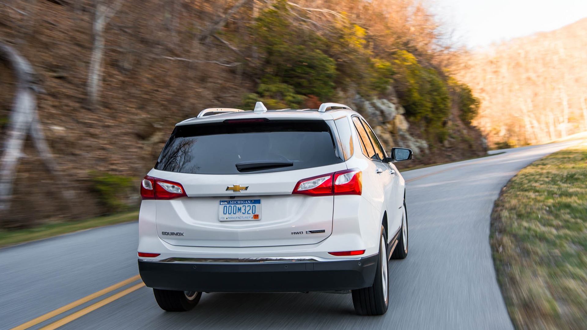 Equinox 2018 blanc Premier AWD, vue trois-quarts arrière en conduite