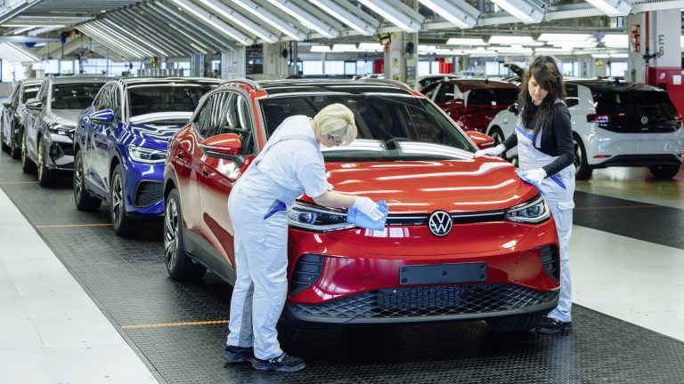 Volkswagen réduit la production de VÉ dans ses usines allemandes en raison d’une faible demande et des tarifs américains