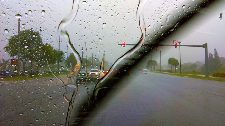 La techno en 500 mots : des essuie-glace intermittents au capteur de pluie