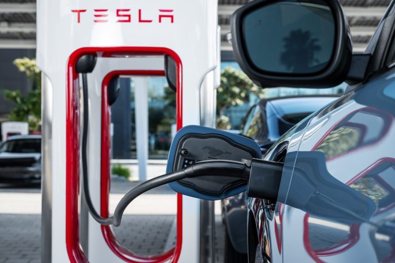 Ford élargit l&rsquo;accès à la recharge des VE avec le déploiement d&rsquo;adaptateurs Tesla Supercharger