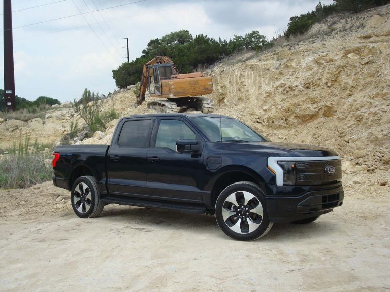 Malgré des cotes officielles inférieures, le Ford F-150 Lightning bat le Rivian R1T en termes d’autonomie et d’efficacité